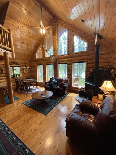 Kenai riverfront log cabin, perfect for fishing, close to town