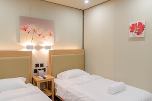 Premium bedding, down duvets, desk, laptop workspace - MORIYAMA HOTEL (Mandaue)
