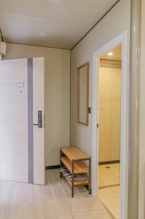 Premium bedding, down duvets, desk, laptop workspace - MORIYAMA HOTEL (Mandaue)