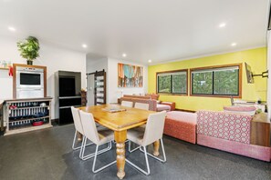 Bush Building | Desk, free WiFi, bed sheets - Gold Coast Tree Houses (Austinville)