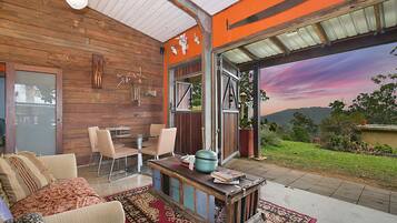 Casa na árvore (Shed Conversion) | Escrivaninha, Wi-Fi de cortesia, roupa de cama