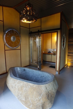 Rumah Pohon (#1) | Kamar mandi | Pengering rambut, jubah mandi, handuk, dan sabun