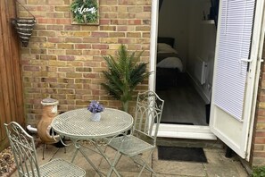 Outdoor dining - 1 Bed Studio - Sleeps 2 - Smoking - Parking - Wifi (Uxbridge)