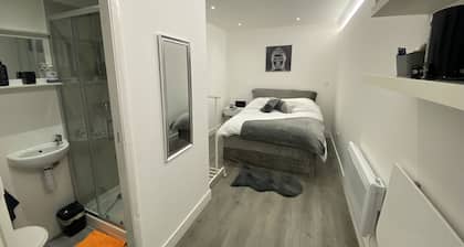 1 Bed Studio - Sleeps 2 - Smoking - Parking - Wifi