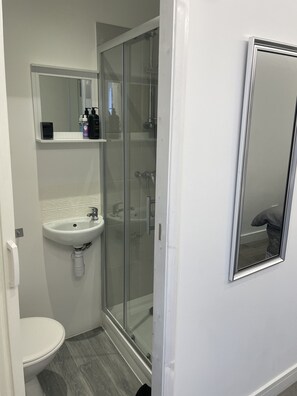 Douche, serviettes fournies