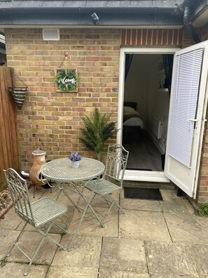 Outdoor dining - 1 Bed Studio - Sleeps 2 - Smoking - Parking - Wifi (Uxbridge)