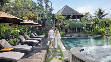 Una piscina al aire libre (de 07:00 a 19:00), sombrillas, tumbonas