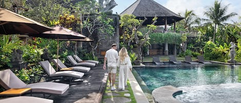 Udendørs pool, åben fra kl. 07.00 til kl. 19.00, parasoller, liggestole