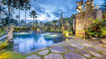 Kolam renang outdoor, dengan payung kolam renang dan kursi berjemur