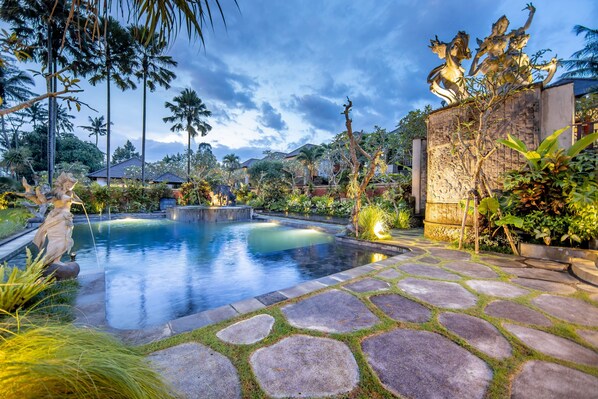 Piscine extérieure, parasols de plage, chaises longues