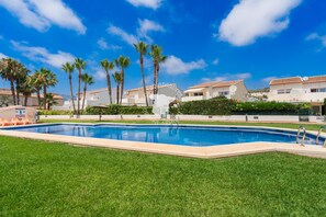 A swimming pool with a fountain, surrounded by palm trees and a clear blue sky. - CostaBlancaDreams - Casa Alis in Calpe (Calpe / Calp)