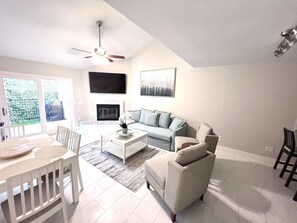 Een smart-tv en een open haard