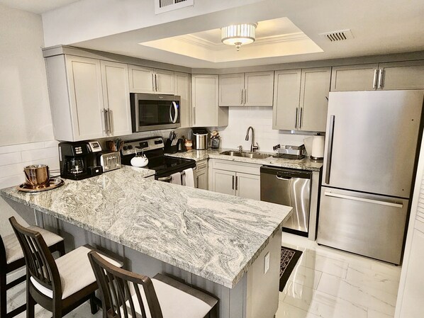 Een koelkast, een magnetron, een oven, een kookplaat