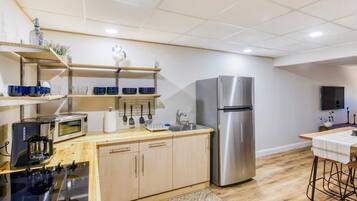 Réfrigérateur, micro-ondes, plaque de cuisson, cafetiÚre/bouilloire