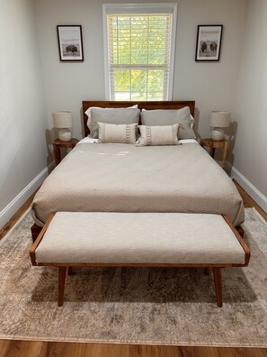 2 quartos, escrivaninha, ferros/tábuas de passar roupa