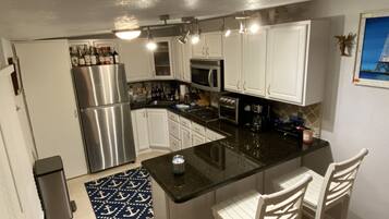 KylskÄp, mikrovÄgsugn, kaffe- och tebryggare och brödrost