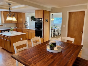 Dining - Peaceful Secluded Farmhouse - 10 minutes from Bonner's Ferry (Bonners Ferry)