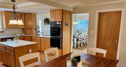 Peaceful Secluded Farmhouse - 10 minutes from Bonner's Ferry