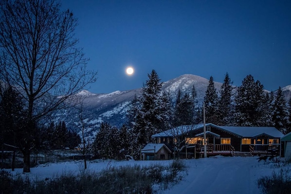 Exterior - Peaceful Secluded Farmhouse - 10 minutes from Bonner's Ferry (Bonners Ferry)