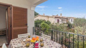 Outdoor dining - Il Glicine 1.5 Km From The Beach, Vaccileddi, Italy (Vaccileddi)