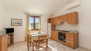 Fridge, microwave, oven, stovetop - Il Glicine 1.5 Km From The Beach, Vaccileddi, Italy (Vaccileddi)