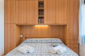 1 habitación, tabla de planchar con plancha y ropa de cama 