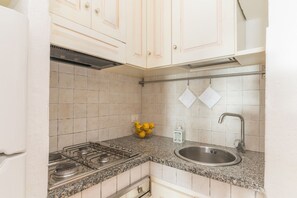 Refrigerador, horno, placa de cocina, utensilios de cocina