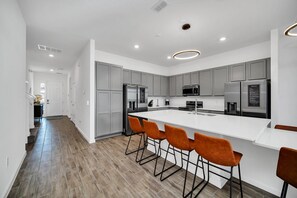 Fridge, microwave, oven, stovetop - Beautiful 12BR / 11.5 BA/Sleep25 / 6 Miles FROM DISNEY (Kissimmee)