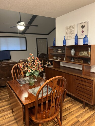 Cottage in the woods. In a safe gated community near Lake Catherine.