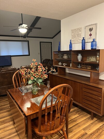 Cottage in the woods. In a safe gated community near Lake Catherine.