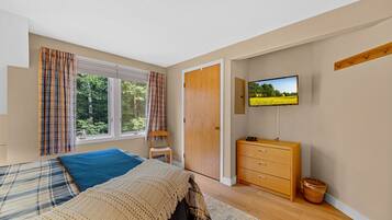 Travel cot, WiFi, bed sheets