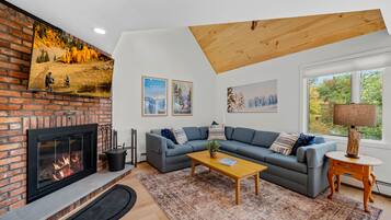 Een televisie en een open haard