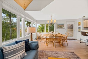 Een televisie en een open haard