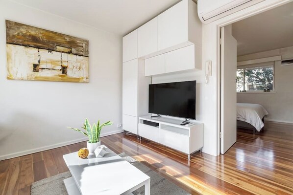 TV - FREE Parking / In-Unit Laundry / 10mins walk to Glenferrie Rd (Hawthorn)