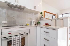 Fridge, microwave, oven, stovetop - FREE Parking / In-Unit Laundry / 10mins walk to Glenferrie Rd (Hawthorn)
