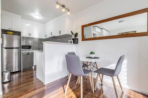 Dining - FREE Parking / In-Unit Laundry / 10mins walk to Glenferrie Rd (Hawthorn)