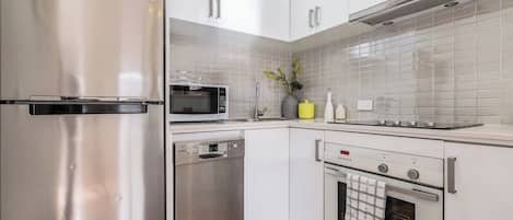 Refrigerador, microondas, horno y parrilla de estufa