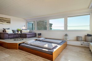 Interior - 1-room penthouse with rooftop terrace, stunning lake & mountain views, and green surroundings (Tettnang)
