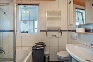 Bathtub, hair dryer, towels - 1 room penthouse with big roof terrace and unique lake and mountain view (Tettnang)