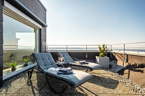 Terrace/patio - 1-room penthouse with rooftop terrace, stunning lake & mountain views, and green surroundings (Tettnang)
