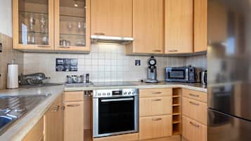 冰箱、微波炉、烤箱、炉灶