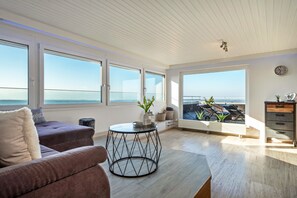 TV - 1 room penthouse with big roof terrace and unique lake and mountain view (Tettnang)