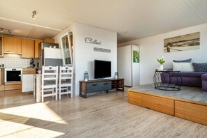 TV - 1-room penthouse with rooftop terrace, stunning lake & mountain views, and green surroundings (Tettnang)