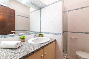 Shower, bidet, towels