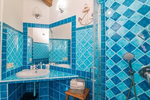 Regadera, bidet, toallas 