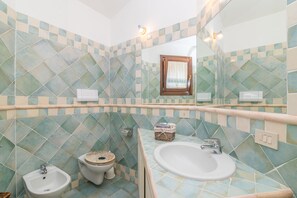 Doccia, bidet, asciugamani