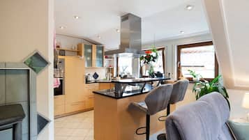 冷蔵庫、電子レンジ、オーブン、コンロ