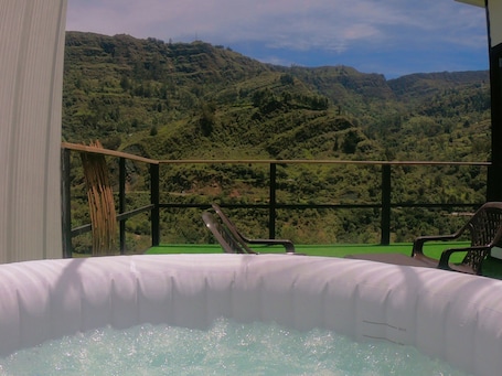 Deluxe Cabin, 1 Queen Bed with Sofa bed, Hot Tub, Mountain View | Private spa tub. Glamping Villa Transito