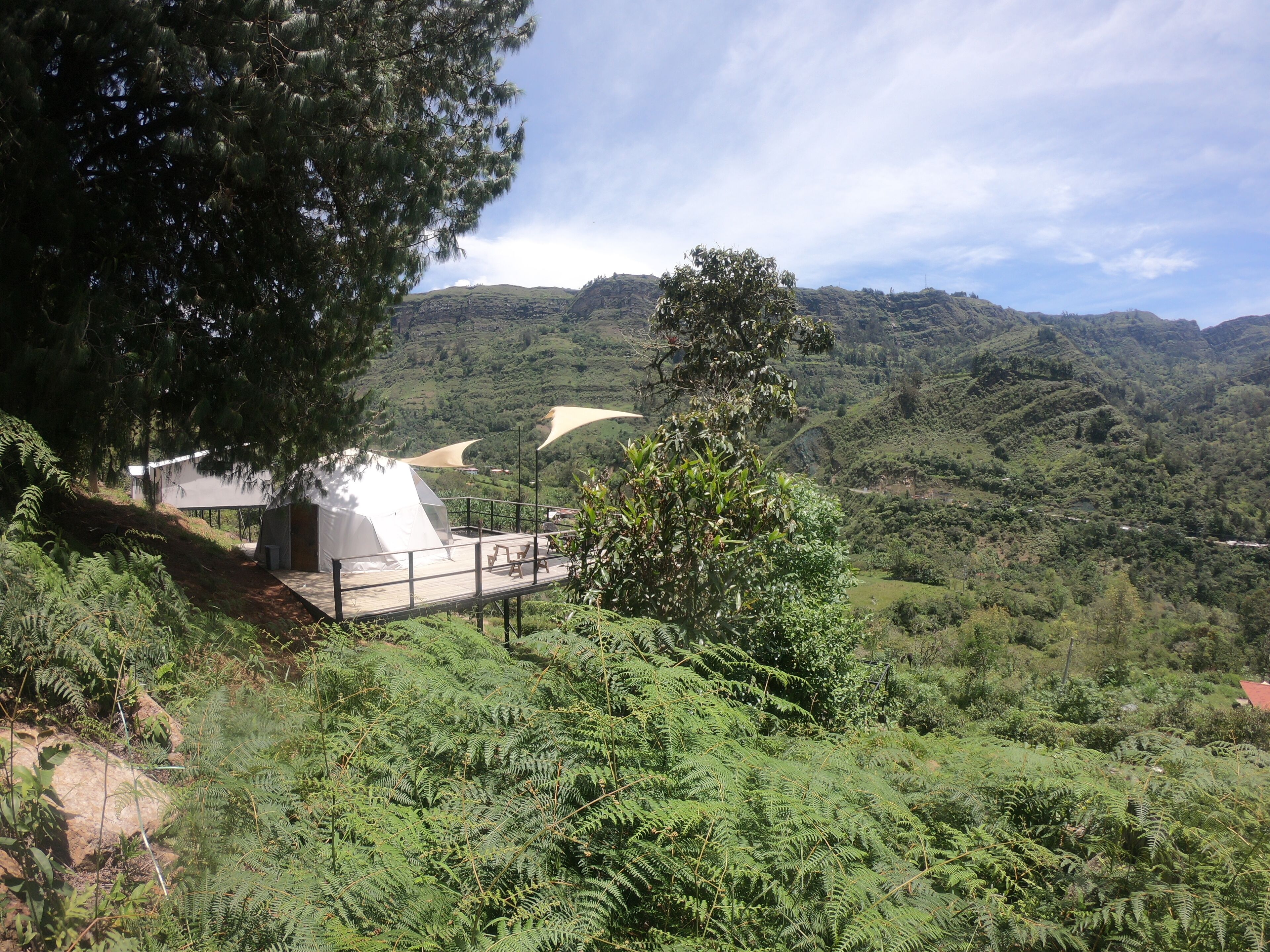 Bungalow panorámico, hidromasaje, vista a la montaña | Área de sala de estar | Bocina smart 