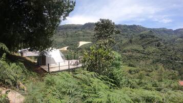 Bungalow panorámico, hidromasaje, vista a la montaña | Área de sala de estar | Bocina smart